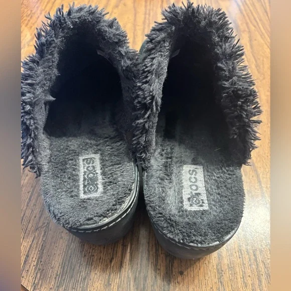 CROCS Women’s faux fur lined black suede leather slip on mule clog shoes size 10 - Picture 2 of 8